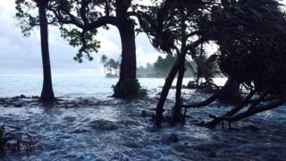 На фотографии, сделанной 3 марта 2014 года, показан прилив, возбужденный штормовыми нагонами, омывающими остров Эджит на атолле Маджуро, Маршалловы Острова