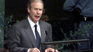 Álvaro Arzú Irigoyen dando un discurso en la Asamblea General de Naciones Unidas en 1999.