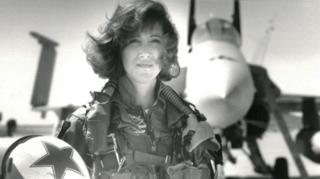 Shults voló aviones de combate para la Marina de Estados Unidos.