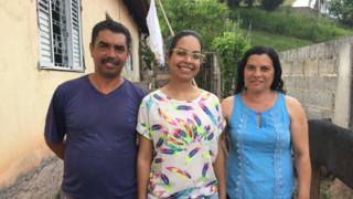 Nathalia Oliveira e seus pais, Antônio Carlos e Maria Helena de Oliveira, na casa da famílias em Vargem Grande Paulista, em São Paulo