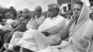 એક કાર્યક્રમમાં રાજમાતા વિજયા રાજે સિંધિયા, વાજપેયી, અડવાણી, મદનલાલ ખુરાના અને શાંતા કુમાર