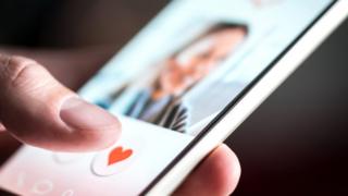 Mwanaume akitumia App kumpata mwenza