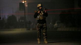 Walinda usalama wa Afghanistan wamechukua udhibiti wa baadhi za ghorofa ya jumba hilo la Hoteli