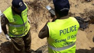 වෙල්ලමුල්ලිවයික්කාල් වෙරළේ එල්ටීටීඊ නිල ඇඳුමක් සහ අස්ථි කොටස්