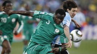 Taye Taiwo da Lionel Messi