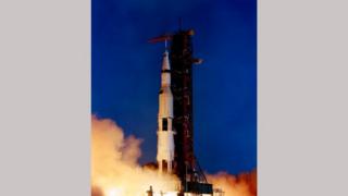 "Аполлон-11" стартовал с космодрома Космического центра имени Кеннеди.