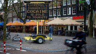 'Cocaína extremamente perigosa é vendida para turistas', diz alerta nas ruas de Amsterdã
