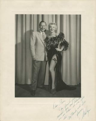 Marilyn Monroe junto a Ben Lyon