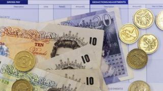 Банкноты и монеты на платежном листе
