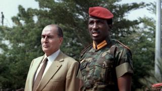 Le président Thomas Sankara a accueilli son homologue français, François Mitterrand, à l'aéroport de Ouagadougou, le 17 novembre 1986.