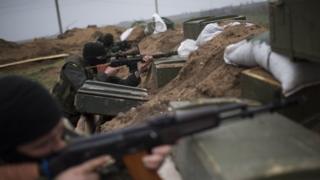 Ukrainian servicemen guard their position in the village of Berdyanske near Shyrokyne, eastern Ukraine (14 April 2015)