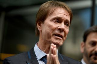Sir Cliff oo maxkamadda dibaddeeda farxad darteed ka jawaabi waayey su'aalaha weriyeyaasha