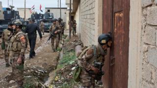Irak özel kuvvetleri Musul'un doğusunda bir evi ararken