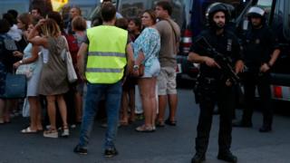 Policías y transeúntes en Las Ramblas.