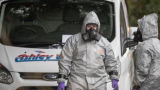 Слідчі у захисних костюмах збирають докази у справі Скрипаля, 12 березня 2018