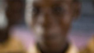 Akẹkọ kan ti oju rẹ ko han