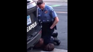 ضابط أمريكي أبيض يضغط على رقبة مواطن أسود حتى مات