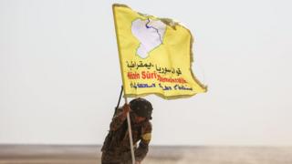 Suriye Demokratik güçleri mensubu bir asker