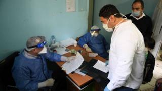أطباء مصريون يمارسون عملهم في مستشفى إمبابة بمحافظة الجيزة