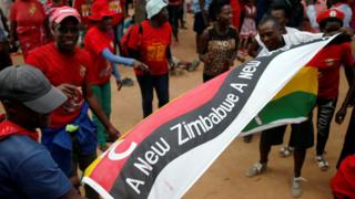 Сторонники оппозиционного движения за демократические перемены (MDC) развевают флаги на митинге, чтобы начать свою предвыборную кампанию в Хараре, Зимбабве, 21 января 2018 года.