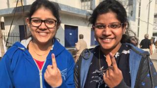குஜராத் தேர்தலில் வாக்குபதிவு செய்த பெண்கள்