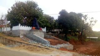විහාරස්ථානය ඉදිරිපස සකස් කරමින් පැවති බුද්ධ ප්රතිමාව