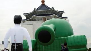 Воздушный шар-танкист в Тайбэе
