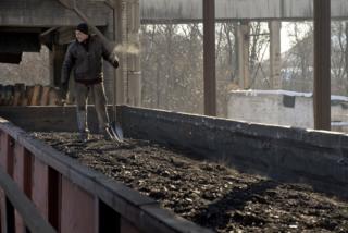 Робітник шахти контролює загрузку вугілля у вагони на ВП "Шахті імені Д. Ф. Мельникова" ПАТ "Лисичанськвугілля", в Личичанську