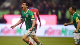 Hirving Lozano celebra su gol