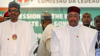 Shugaba Muhammadu Buhari da Muhamadou Issoufou na Nijar a taron ECOWAS na 56