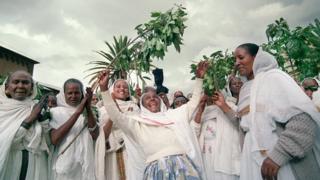 ኣደታት ኤርትራ ብዝተኻየደ ህዝበ ውሳነ ሓጎሰን እንትትገልፃ