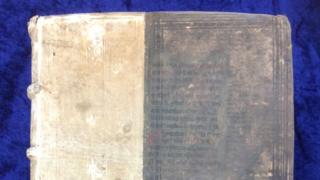 A capa venenosa de um dos livros encontrados