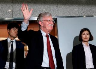 24일 강경화 외교장관과의 회동을 마친 볼턴 보좌관이 외교부를 나서며 손을 흔들고 있다