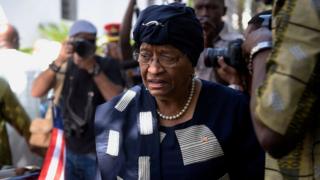 Ellen Johnson Sirleaf, ici le 13 décembre 2016, à son arrivée à Banjul pour faire la médiation à la crise en Gambie.