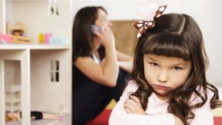 Niña enojada con su madre.