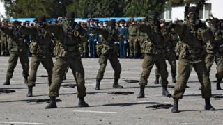 Показательные выступления военнослужащих 201-й базы