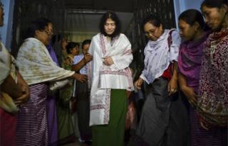 В эту среду, 20 августа 2014 года, фотография из архива Ирома Шармила, в центре, выходит из охранного отделения после ее освобождения в районе Поромпал, в городе Импхал, Индия. T
