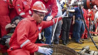 Un operario extrayendo petróleo