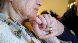 Alzheimer ilerleyen yaşlarda sık görülen bir rahatsızlık
