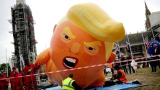 Велики балон Трампа "бебе"