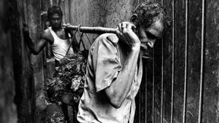 मैला ढोते सीवर कर्मचारी