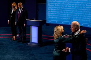 Joe Biden wird von seiner Frau Jill umarmt, als Donald Trump am Ende ihrer ersten Debatte über die Präsidentschaftskampagne 2020 neben First Lady Melania Trump steht
