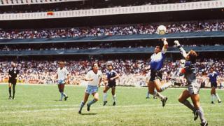Diego Maradona y Peter Shilton