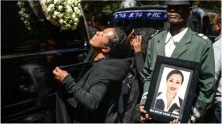 በኢትዮጵያው የአውሮፕላን አደጋ ቤተሰቦች ሐዘናቸውን ሲገልጹ