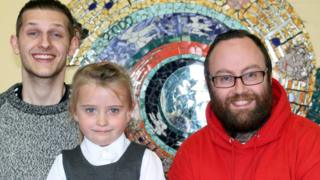 Bailee-Rae Parker gyda Sean Canham (chwith) ac Alun Evans