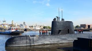 El San Juan con su tripulación en la superficie.