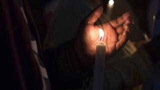 Pesin dey hold candle