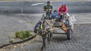 Una pareja en una carruaje