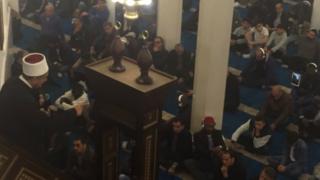 Sheik prega aos fiéis