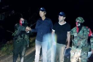 Momento de la liberación de Derk Johannes Bolt y Eugenio Ernest Marie Follender, los dos periodistas holandeses secuestrados hace una semana en Colombia por el Ejército de Liberación Nacional (ELN).